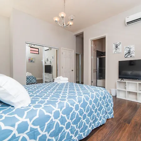 Unbeatable Location - Walkable Entertainment Apartment
