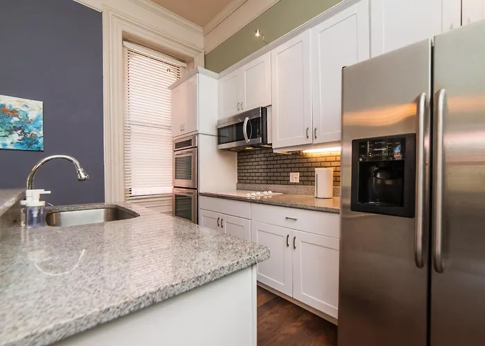 Unbeatable Location - Walkable Entertainment Apartment